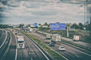 Grafik mit Autobahn, Pkws und Lkws als Symbol für Artikel über Berufskraftfahrer-Bewerbung