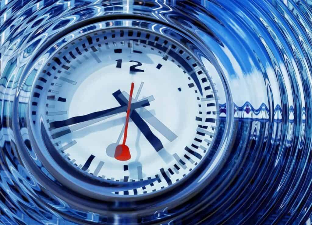 Grafik mit Uhr, die einen Artikel zur Bewerbung während Probezeit nach Kündigung symbolisieren soll