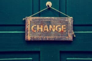 Grafik mit Change-Schild für Artikel "Selbstständigkeit im Vorstellungsgespräch erklären"