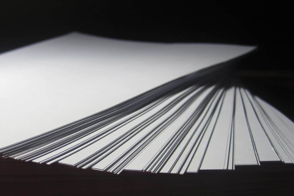 Grafik mit Stapel Papier als Symbol für Artikel "Welche Zeugnisse bei Bewerbung mit Berufserfahrung?"